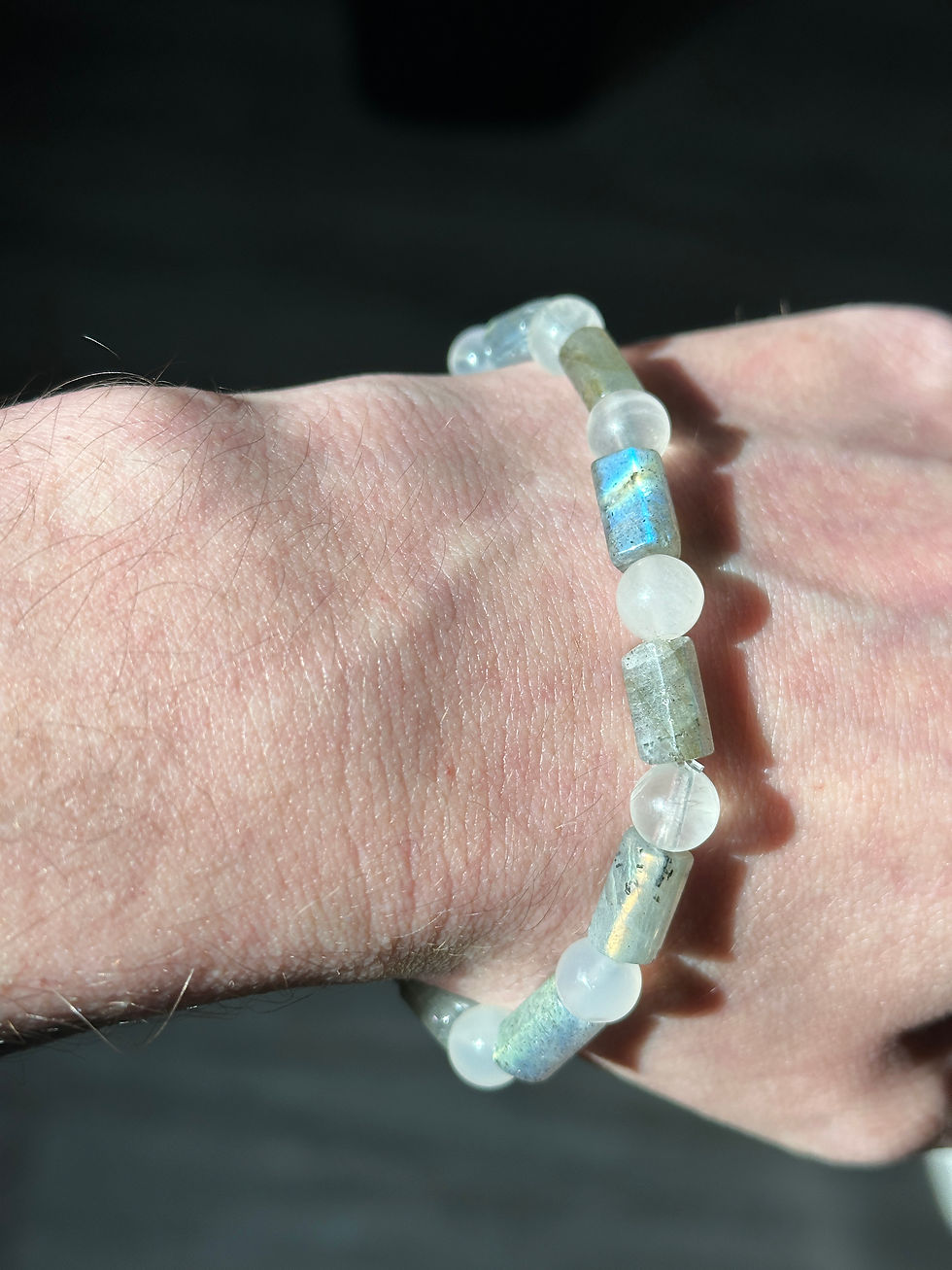 Bracelet de perles claires au poignet
