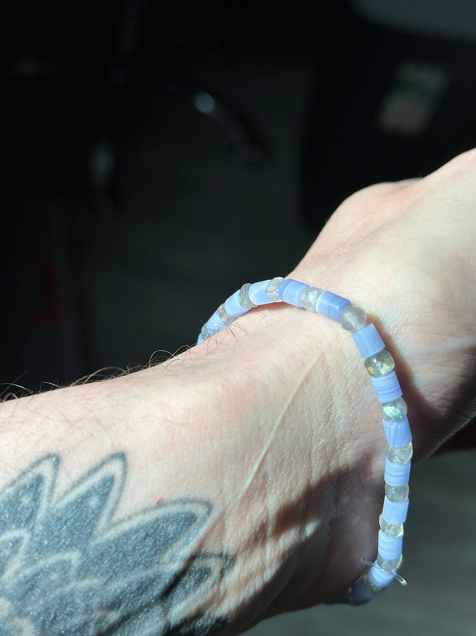 Poignet avec bracelet de perles bleues