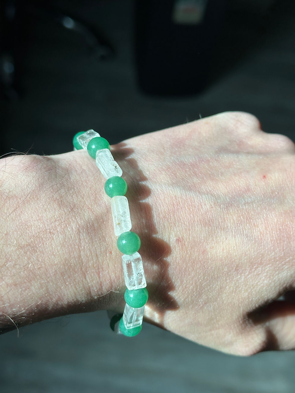 Bracelet de perles vertes et transparentes au poignet