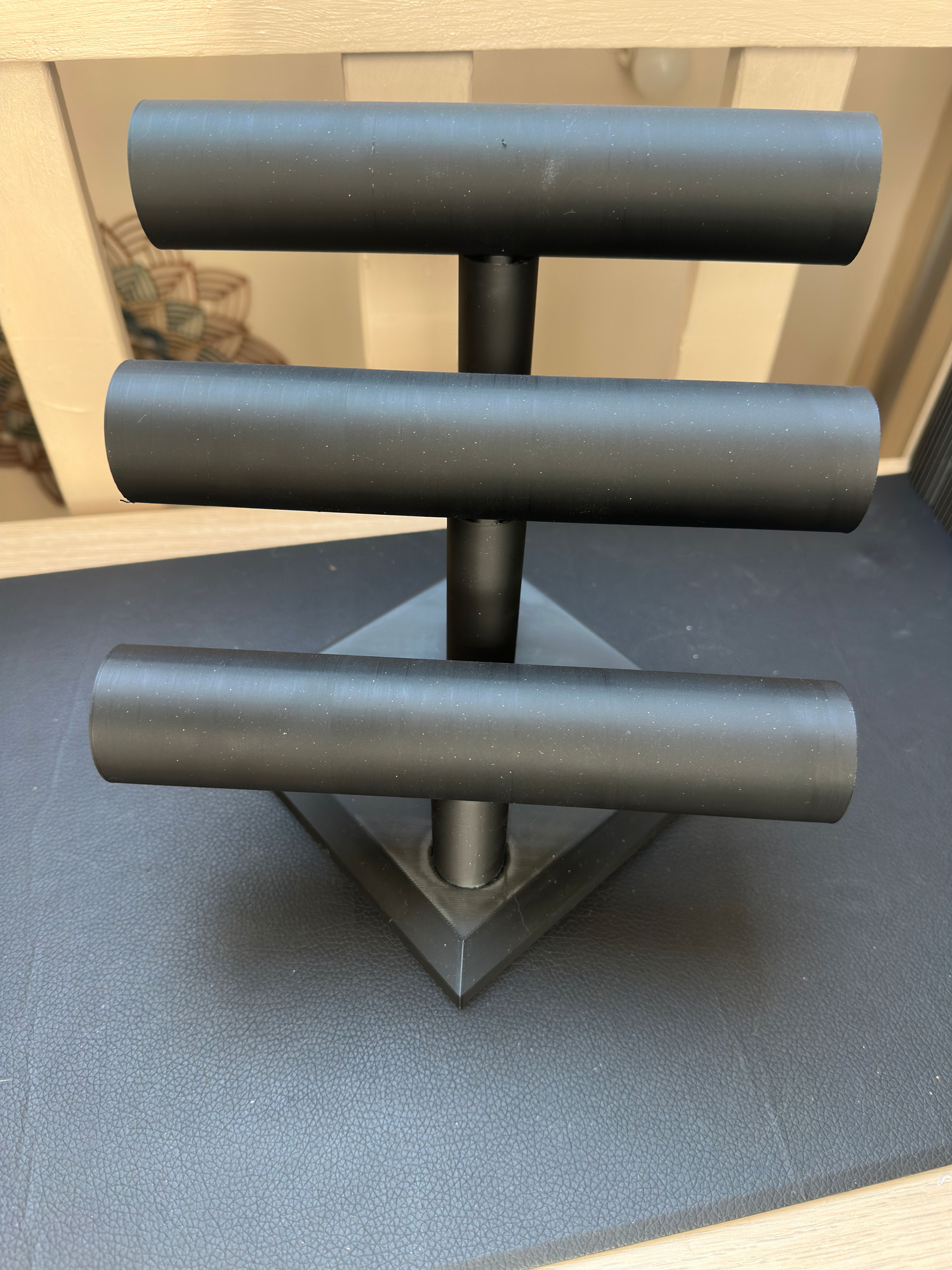 Présentoir à bracelets noir, trois niveaux, pour l'organisation de bijoux.