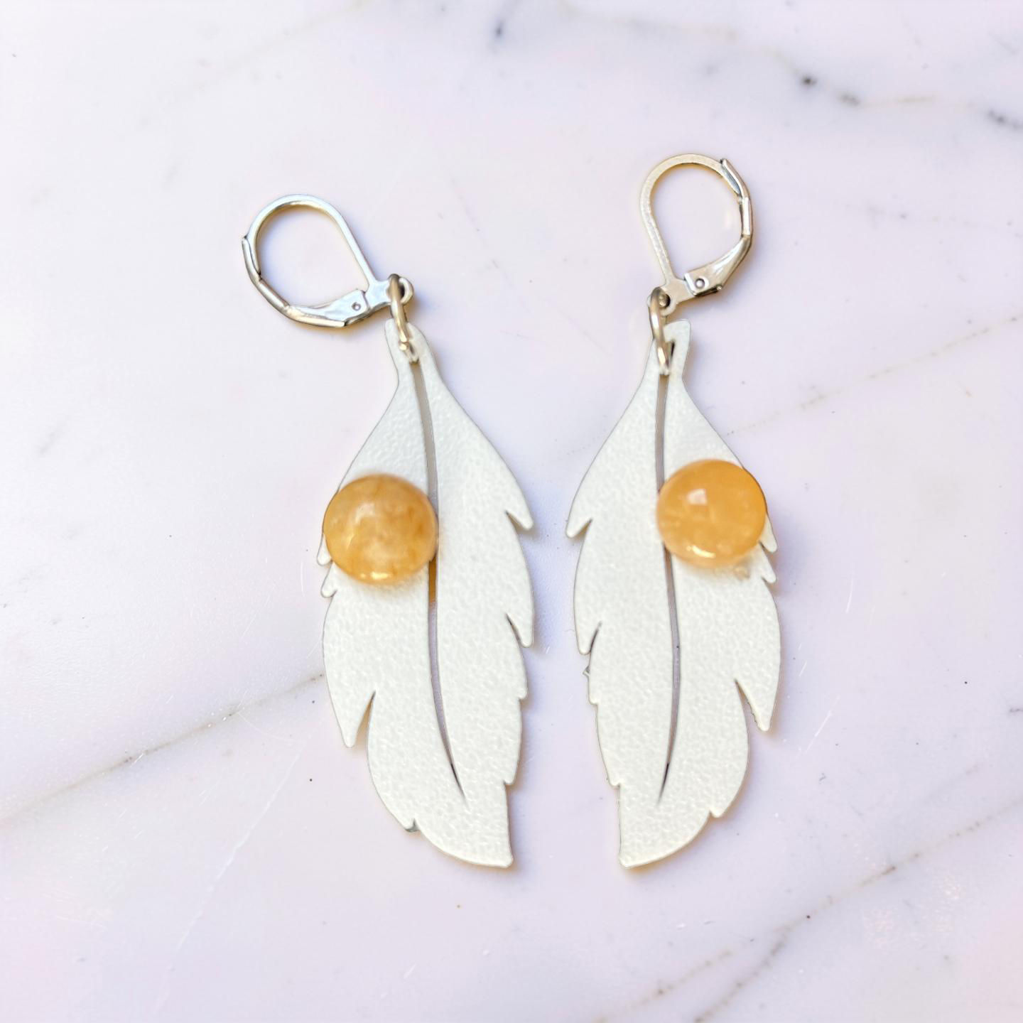 Boucles d’oreilles plume blanche en impression 3D – Pierre de soleil & acier ino