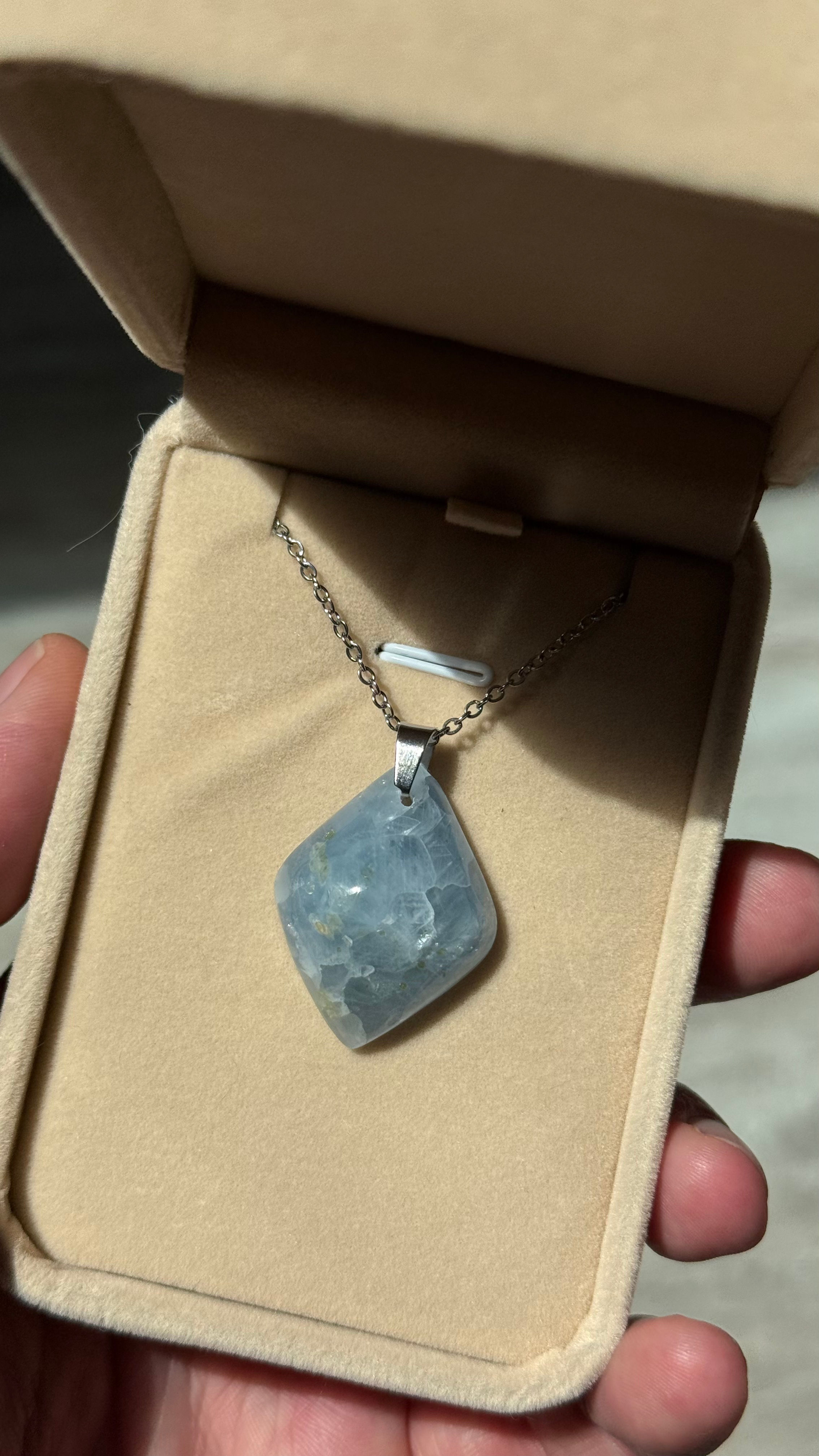 Collier calcite bleue artisanale dans son écrin de velours