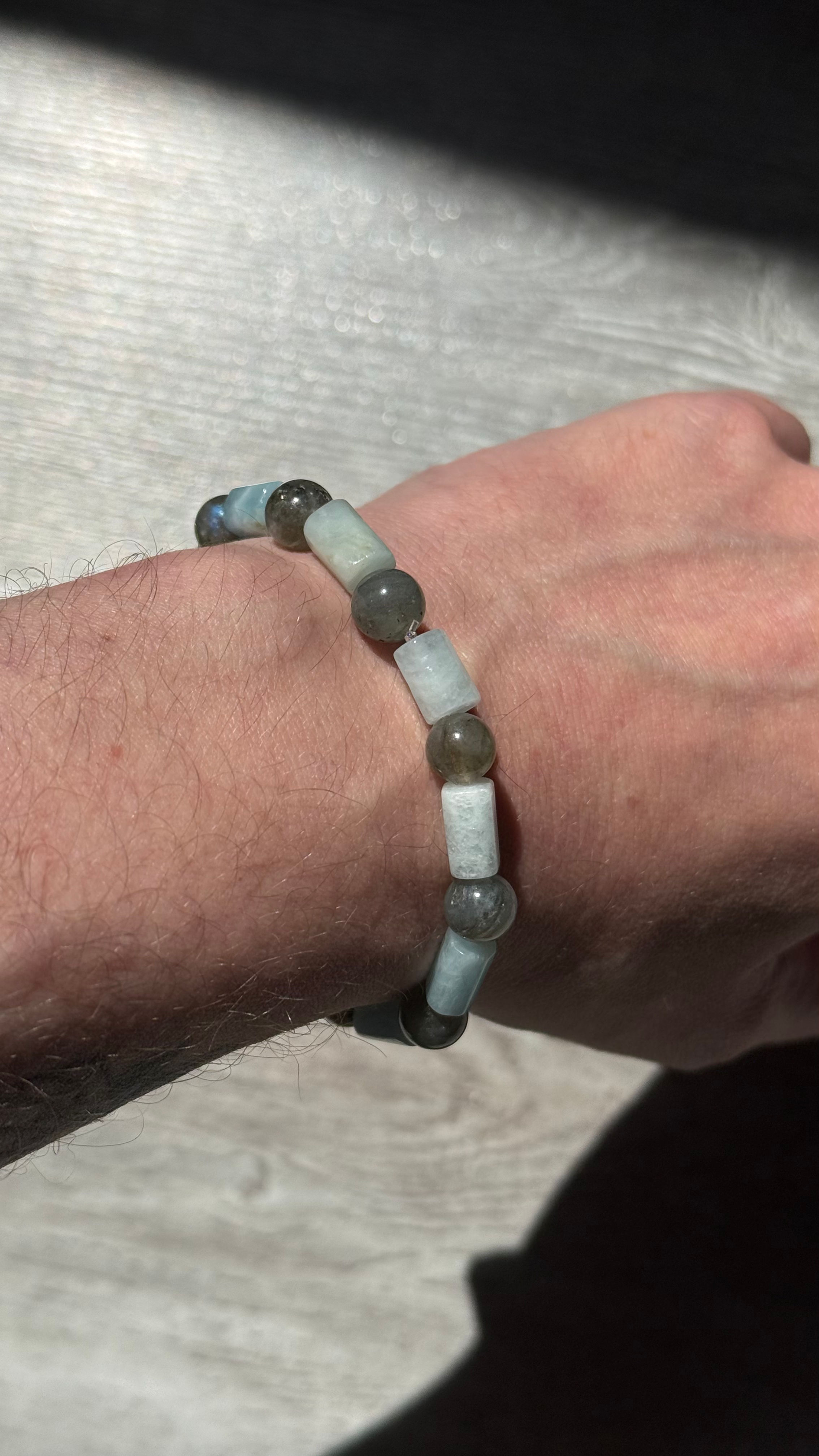 Bracelet en calcite bleue et perles grises porté au poignet