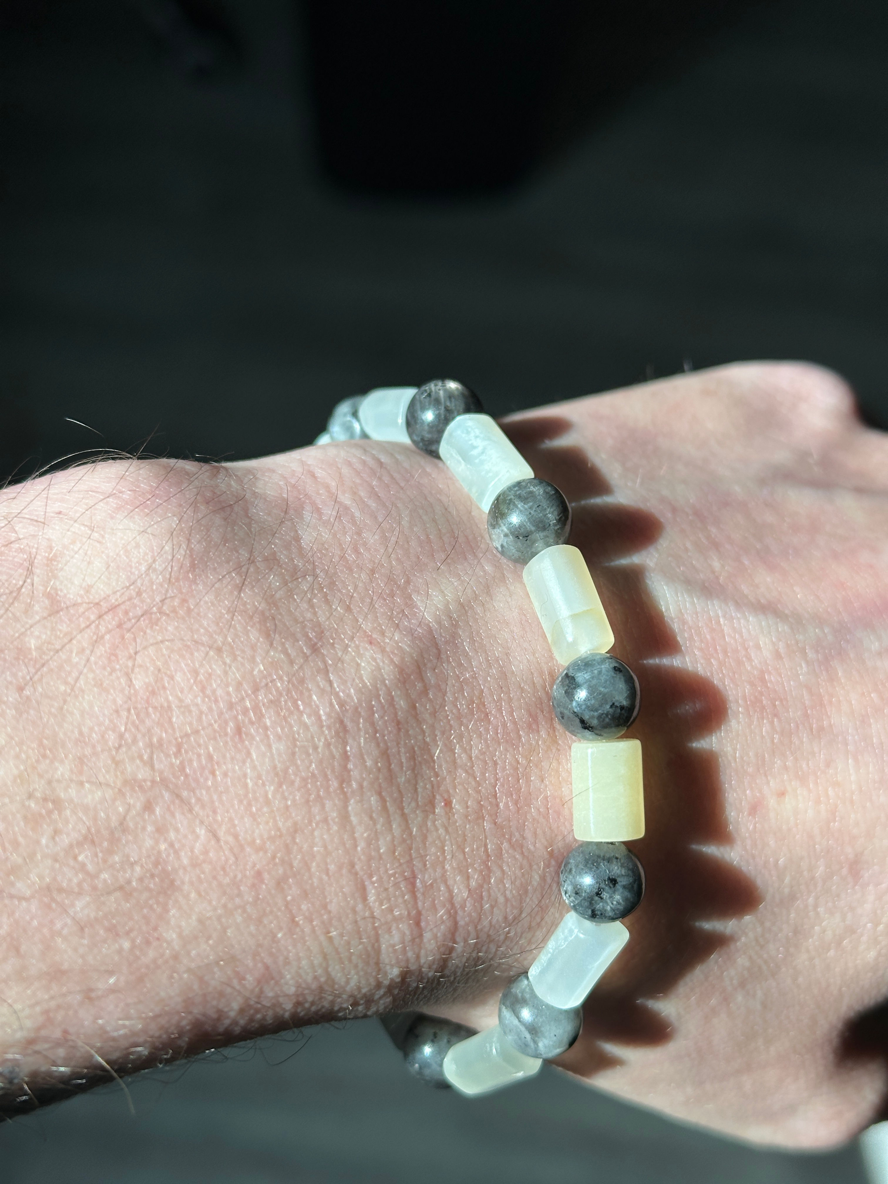 Bracelet lépidolite et argent au poignet
