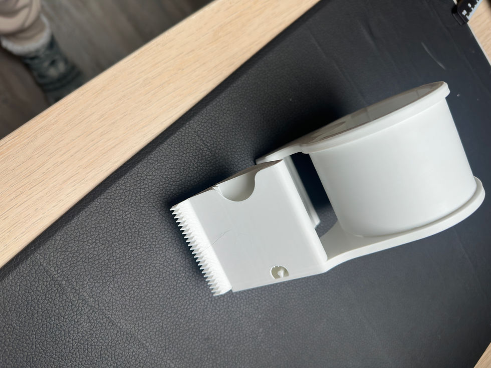 Miniature : Support blanc épuré sur une surface sombre avec détail en bois clair.