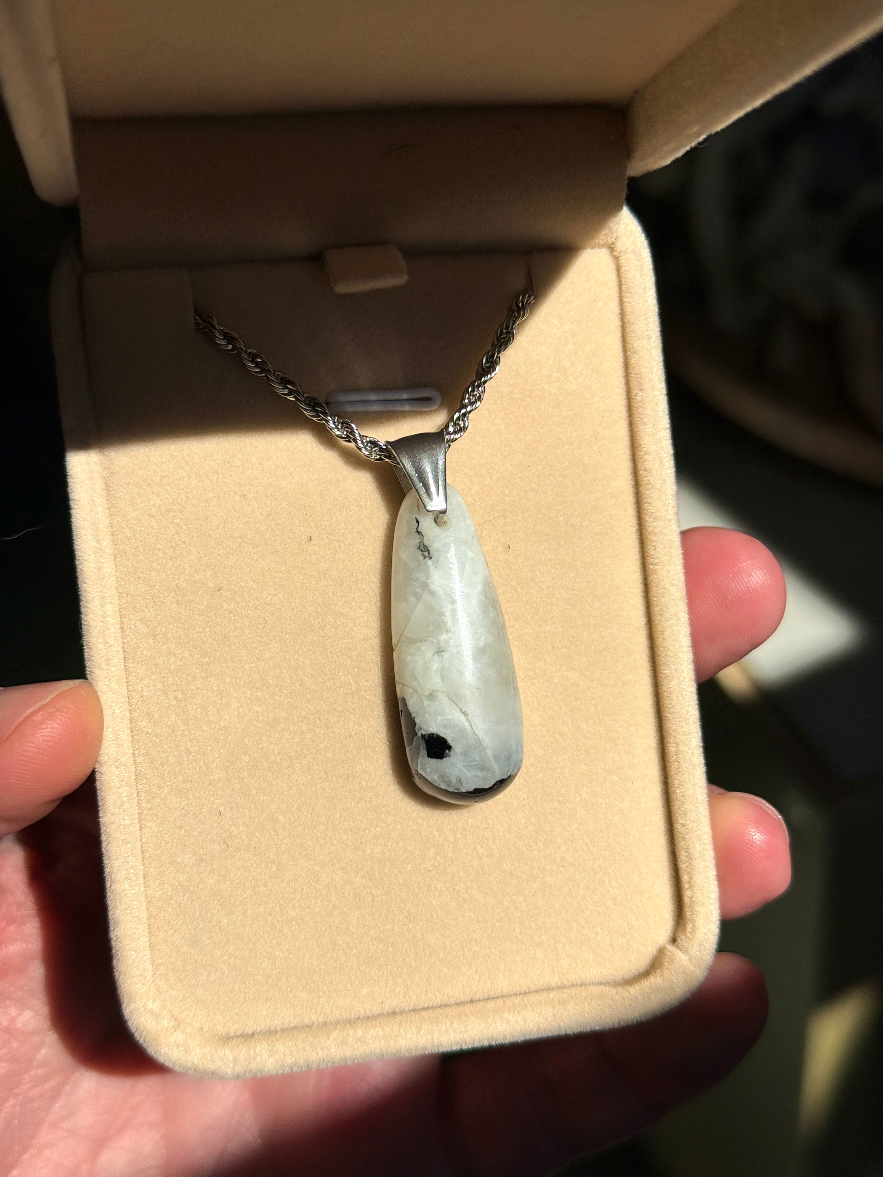 Collier en Pierre de Lune – Douceur et Intuition