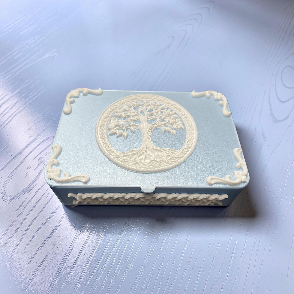 Boîte rectangulaire bleue claire décorée d'un arbre de vie blanc, surface douce.