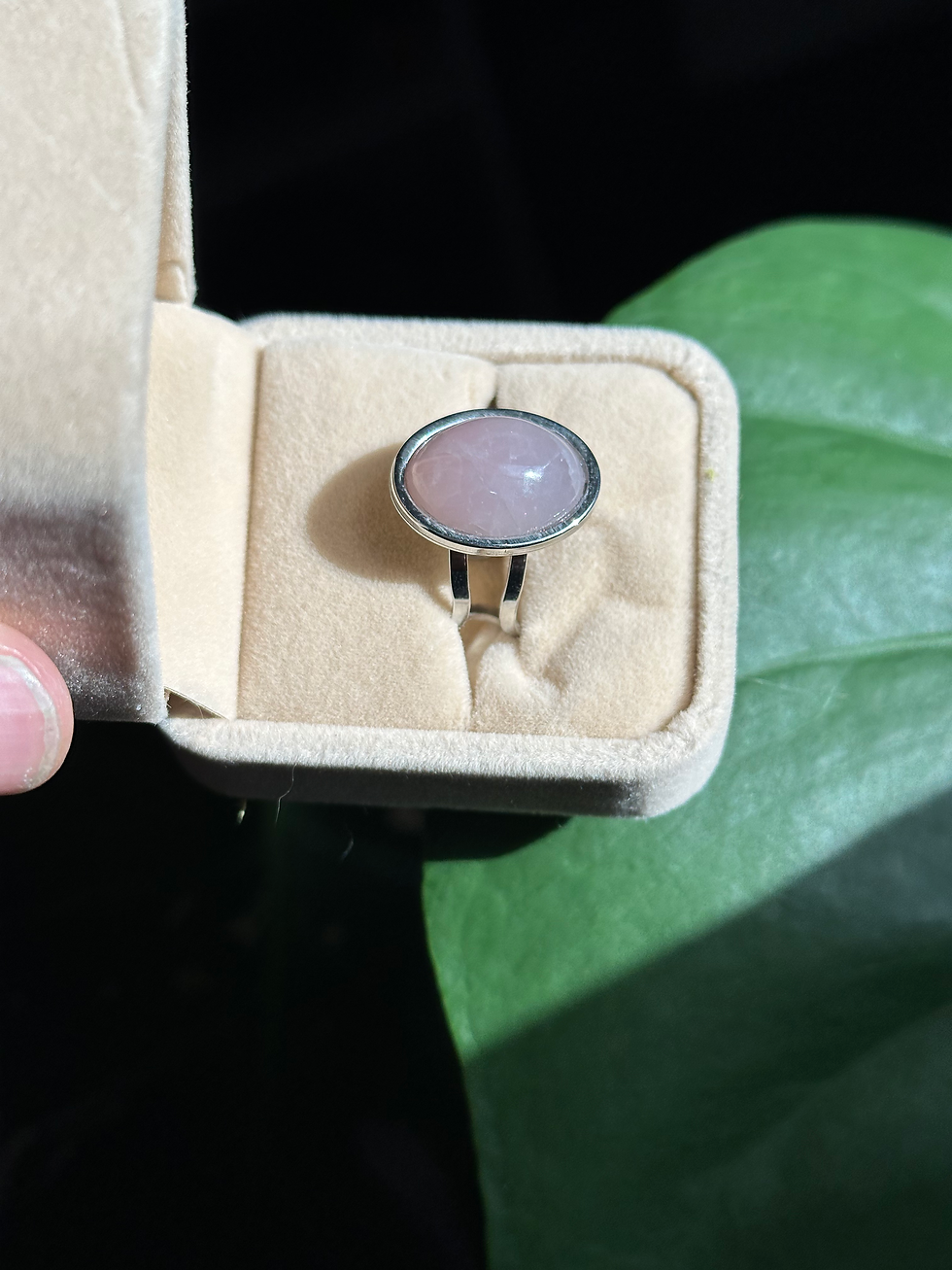 Bague en Quartz Rose – Amour, douceur et harmonie. Bague rose sur fond vert, Pierres des anges.