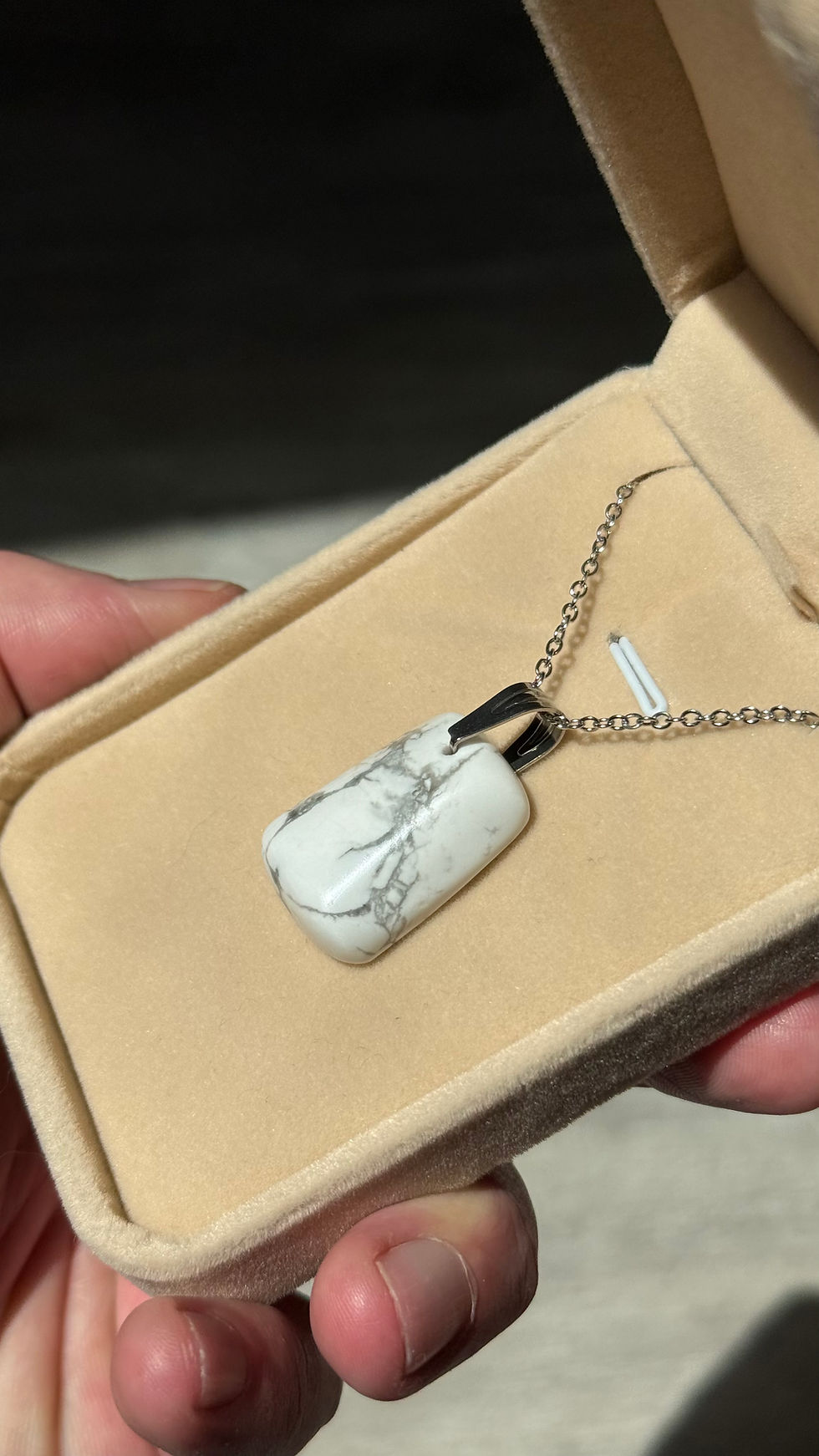 Miniature : Collier avec pendentif rectangulaire en pierre blanche marbrée.