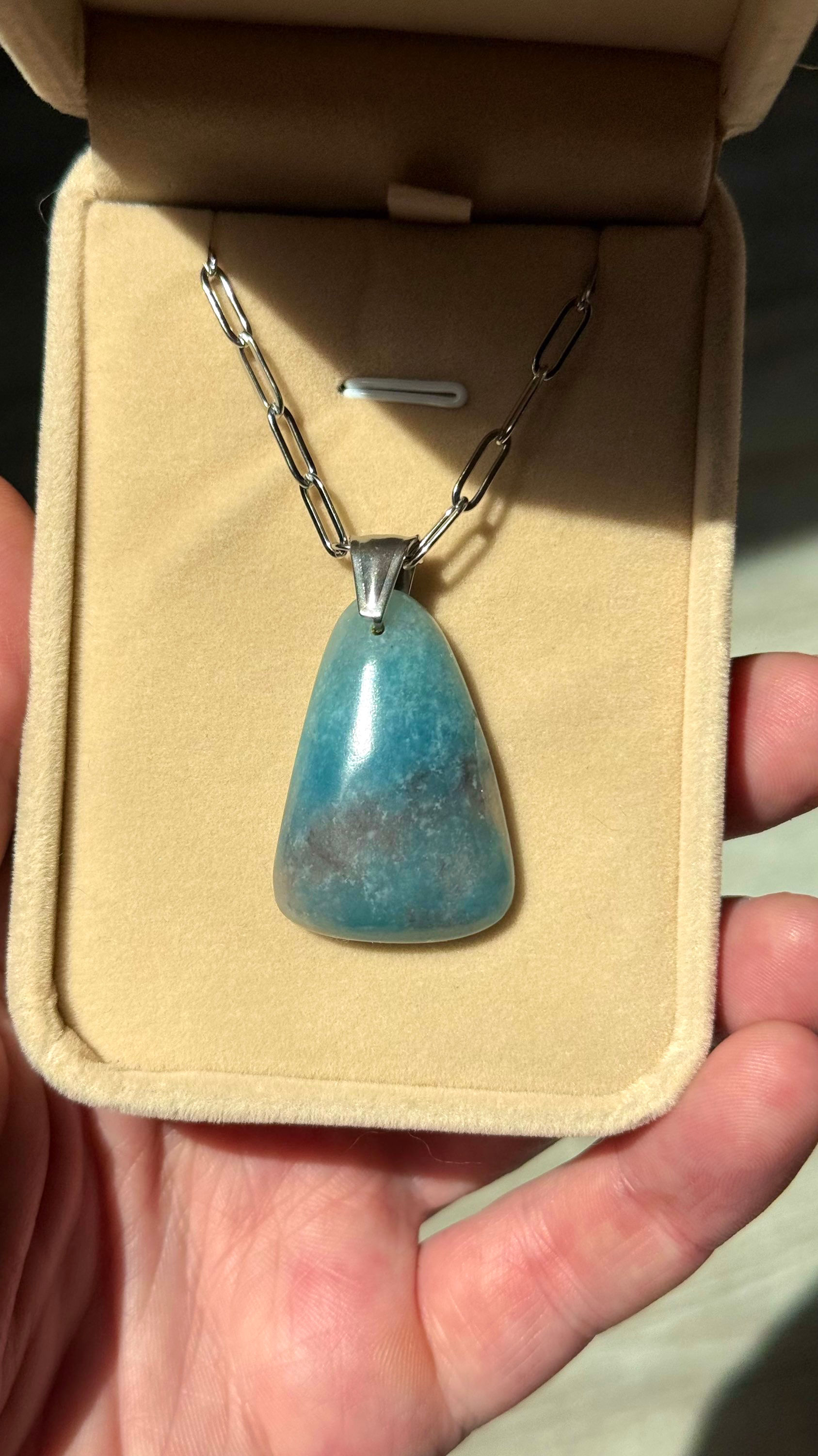 Collier avec pendentif en calcite bleue sur chaîne inox