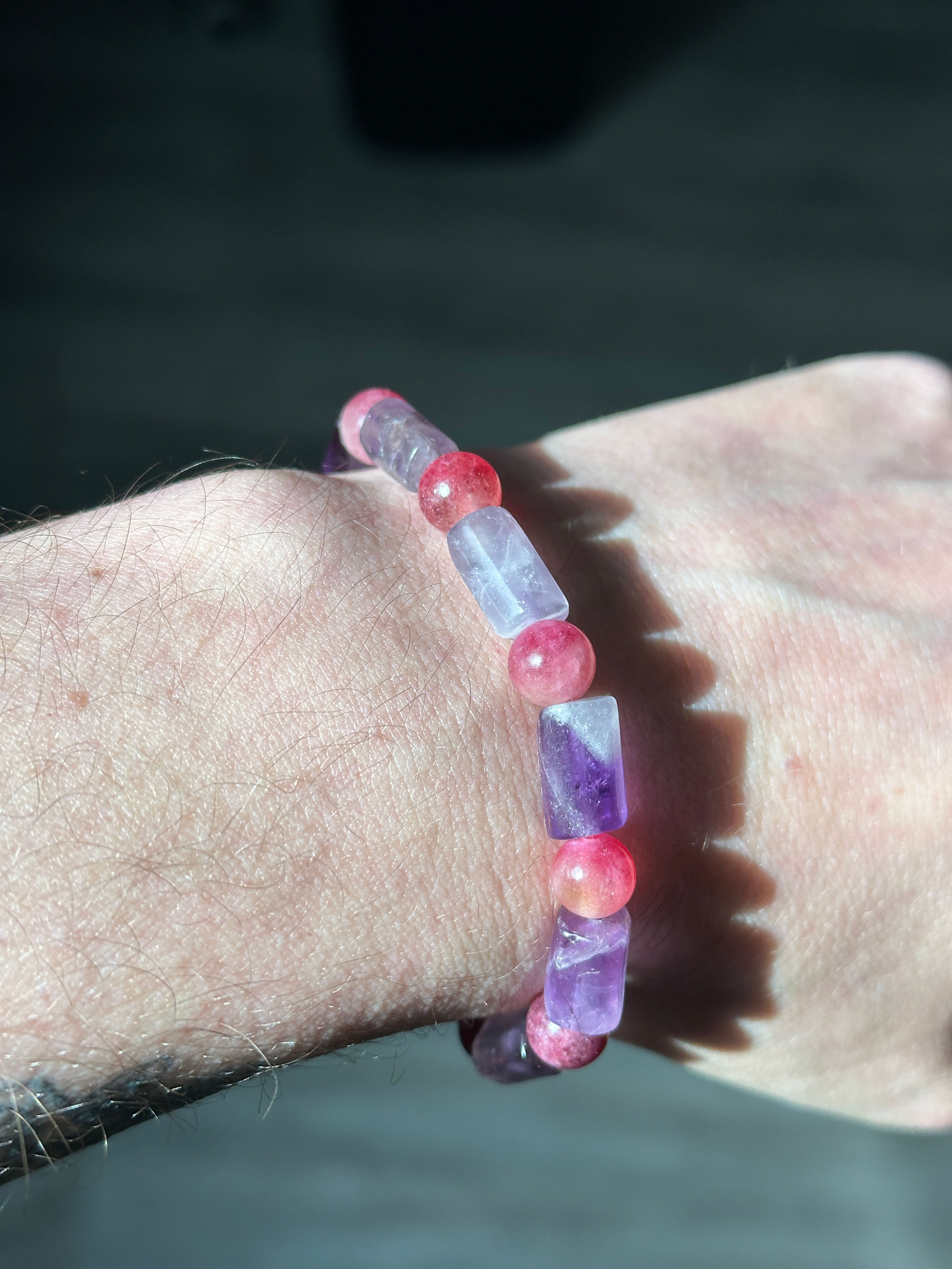 Bracelet en perles de lépidolite et roses au poignet