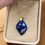 Miniature : Collier Lapis-Lazuli – Pierre de Sagesse et Vérité, diamant bleu dans un écrin doré. Pierres des anges