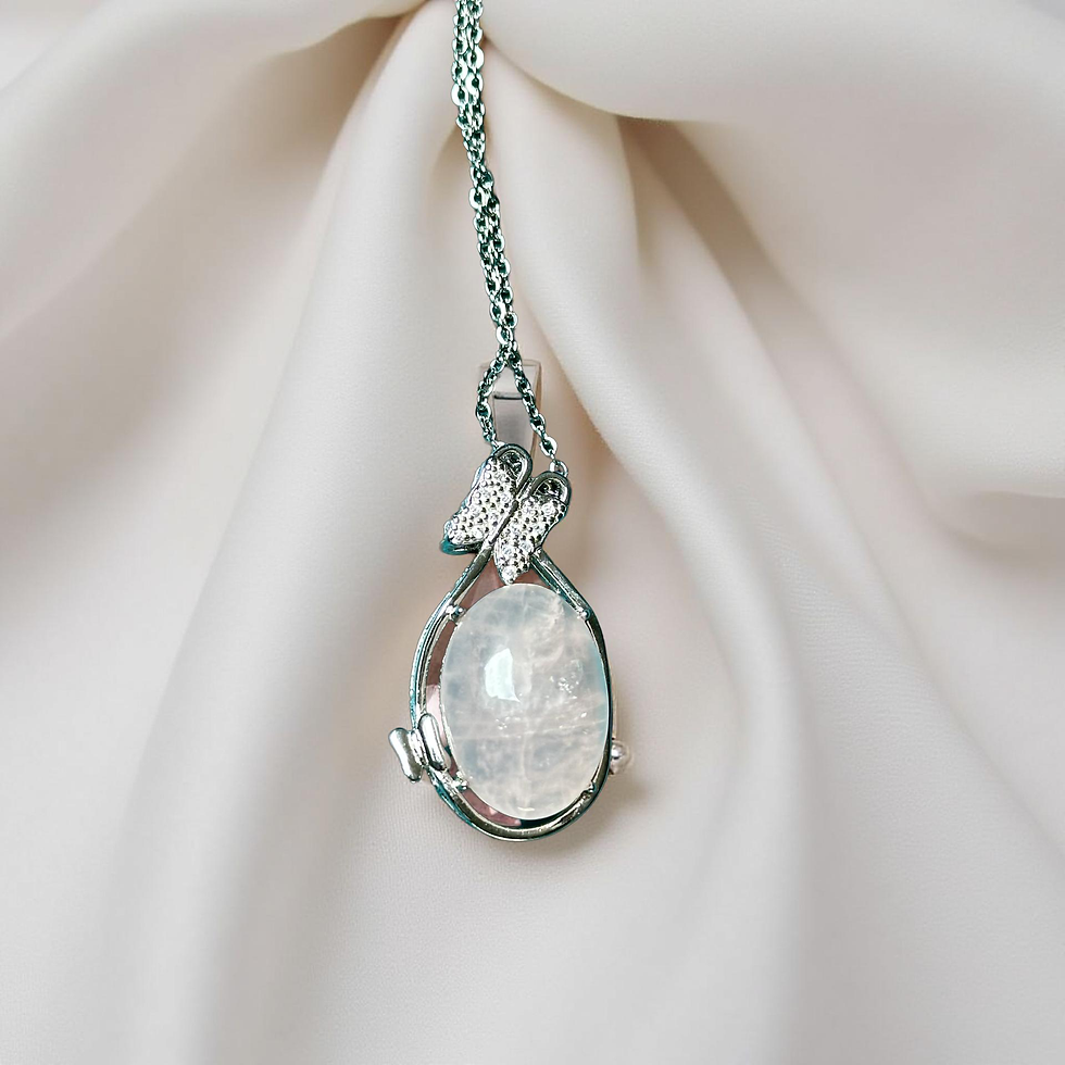 Collier de bijoux en argent sur fond blanc; Collier “Éclosion du Cœur” et pierres des anges.