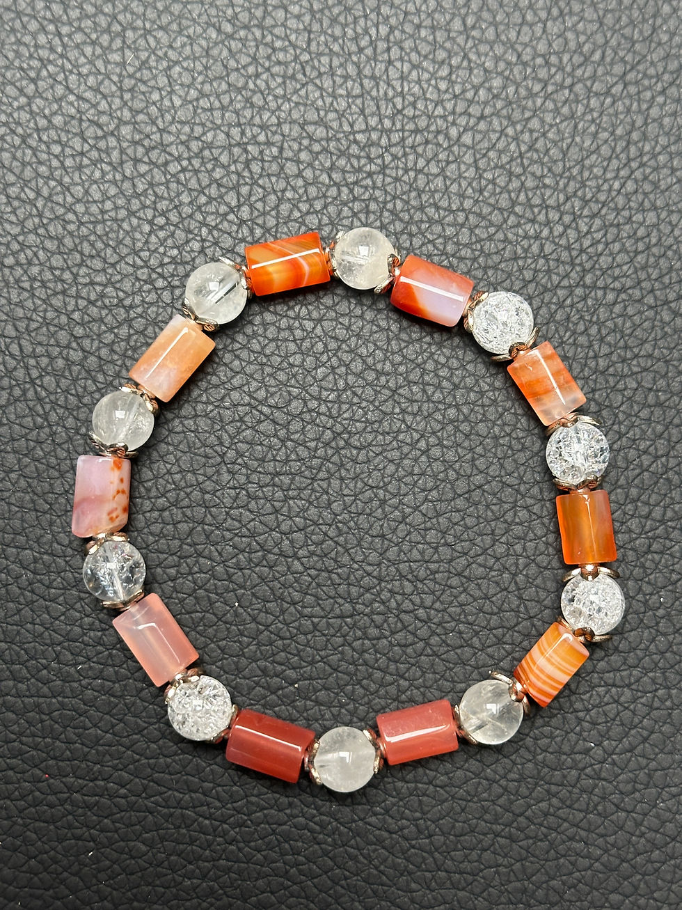 Miniature : Bracelet élégant perles rectangulaires rouges et rondes transparentes sur fond sombre.