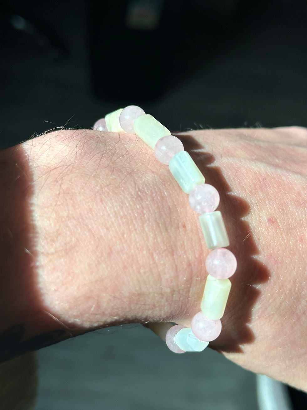 Bracelet perlé au poignet
