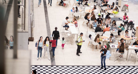 Gente en una galeria de arte