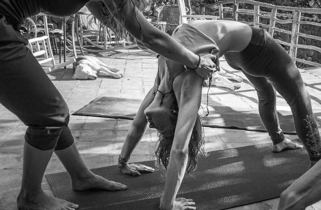 Chica haciendo yoga en una terraza
