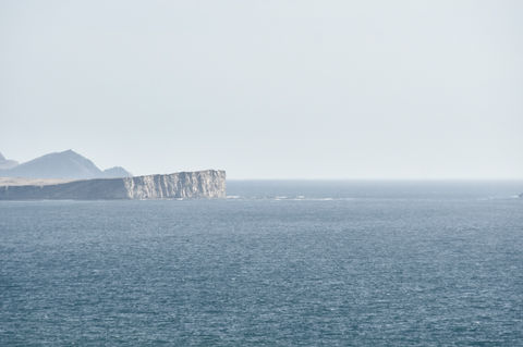 Acantilados en el horizonte marino