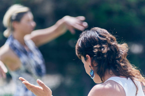 Mujer con cabello al viento