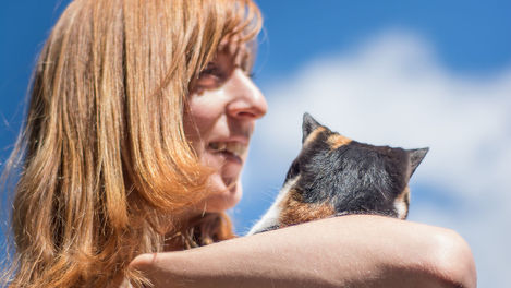 Tiertherapeutin mit Katze