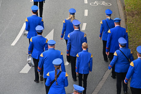 Personas con trajes azules