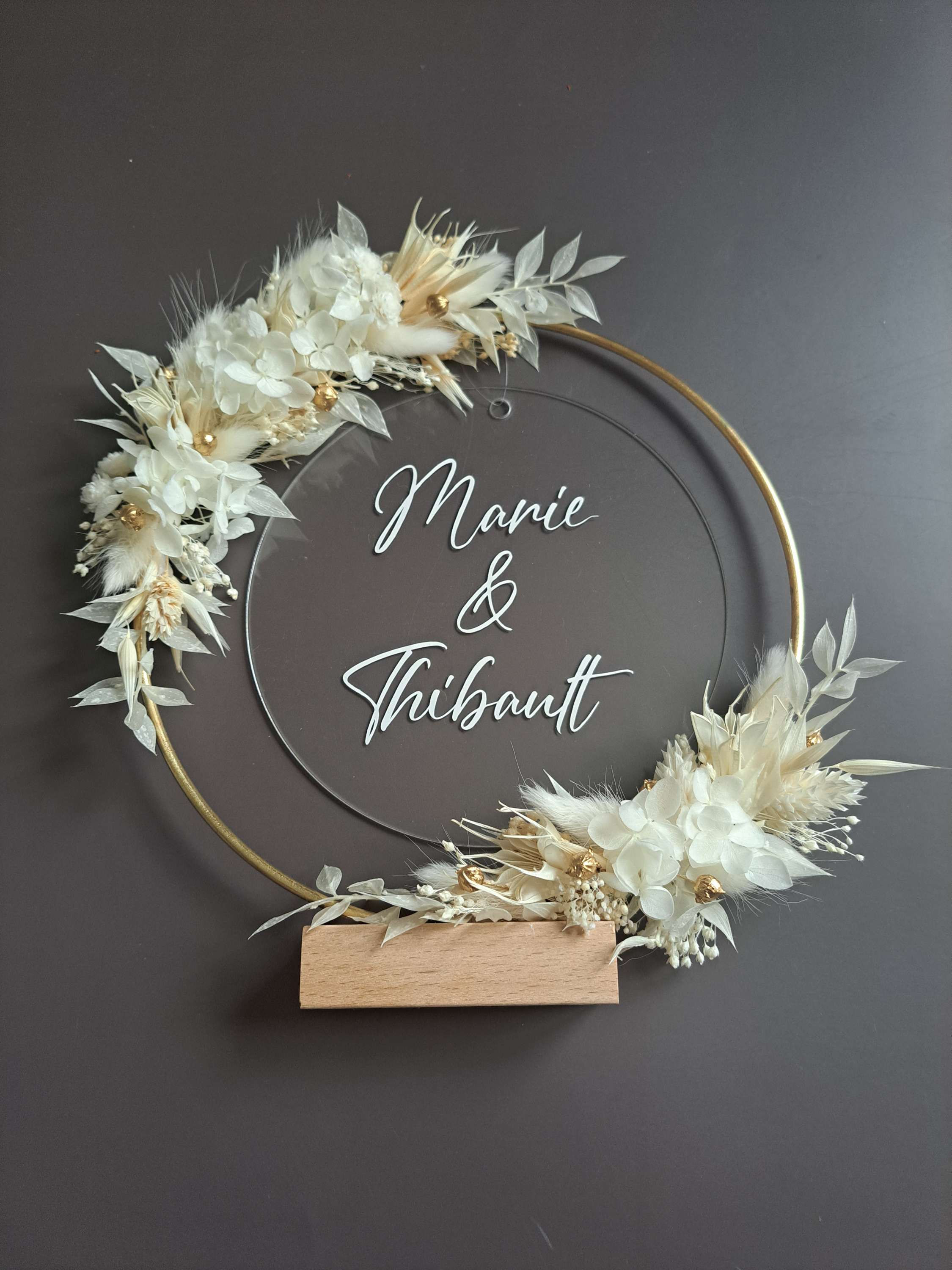 Couronne personnalisable avec support en bois et plexi "Prénoms"