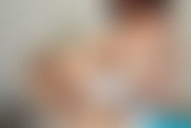 mulher mãe de pet com 4 spitz fofos lulu da pomerânia em apartamento em Vitória Espirito Santo