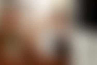 mulher mãe de pet com 4 spitz fofos lulu da pomerânia em apartamento em Vitória Espirito Santo