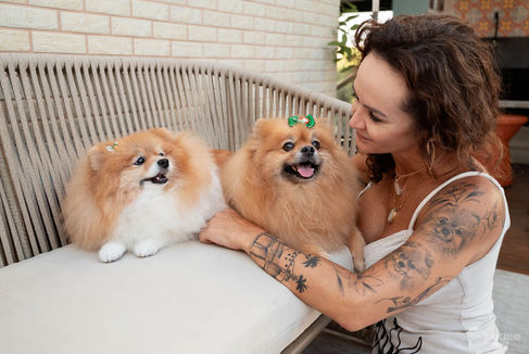 mulher mãe de pet com 4 spitz fofos lulu da pomerânia em apartamento em Vitória Espirito Santo