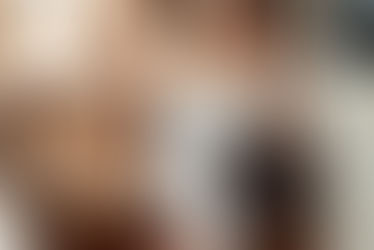mulher mãe de pet com 4 spitz fofos lulu da pomerânia em apartamento em Vitória Espirito Santo