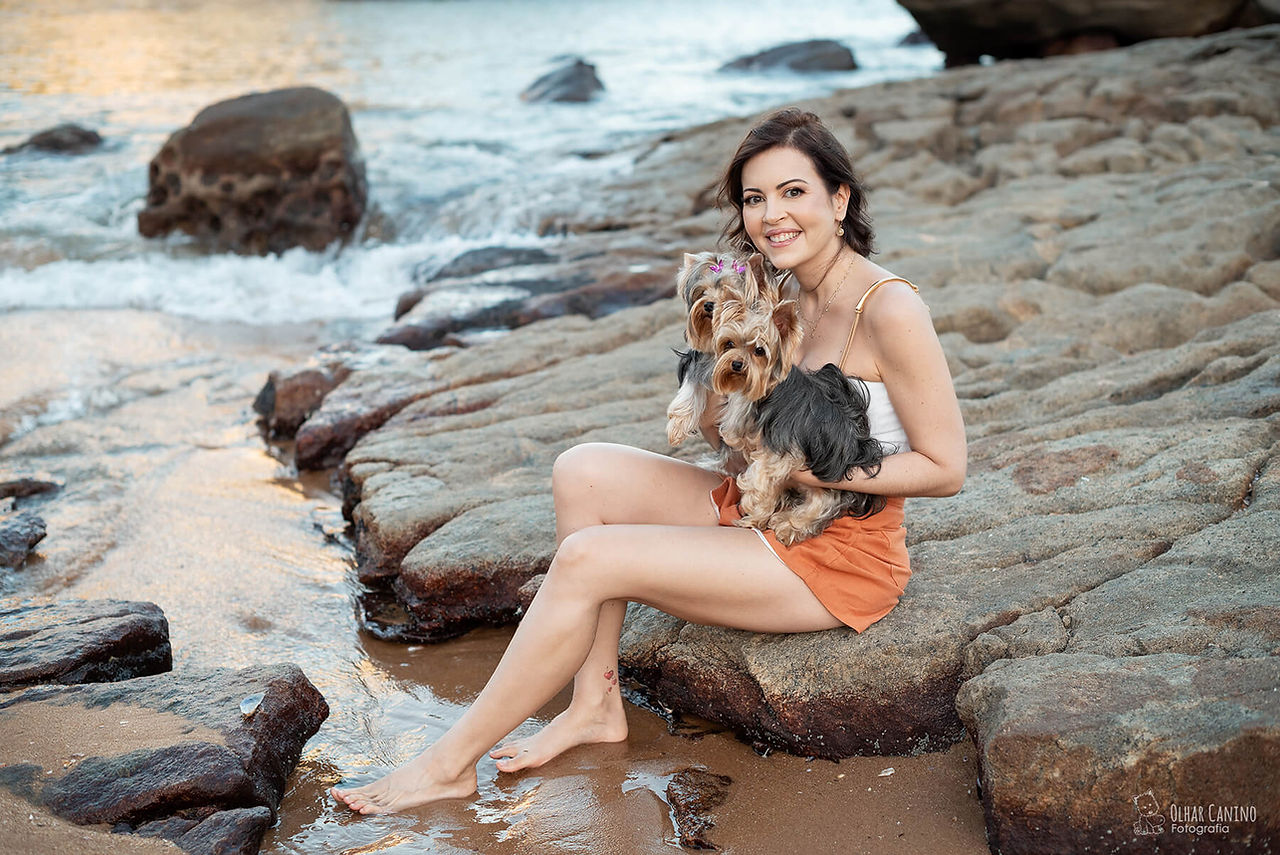 mulher na praia com yorkshire ensaio pet final da tarde fotografo pet Vitoria