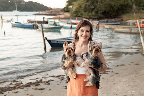 mulher na praia com yorkshire ensaio pet final da tarde fotografo pet Vitoria