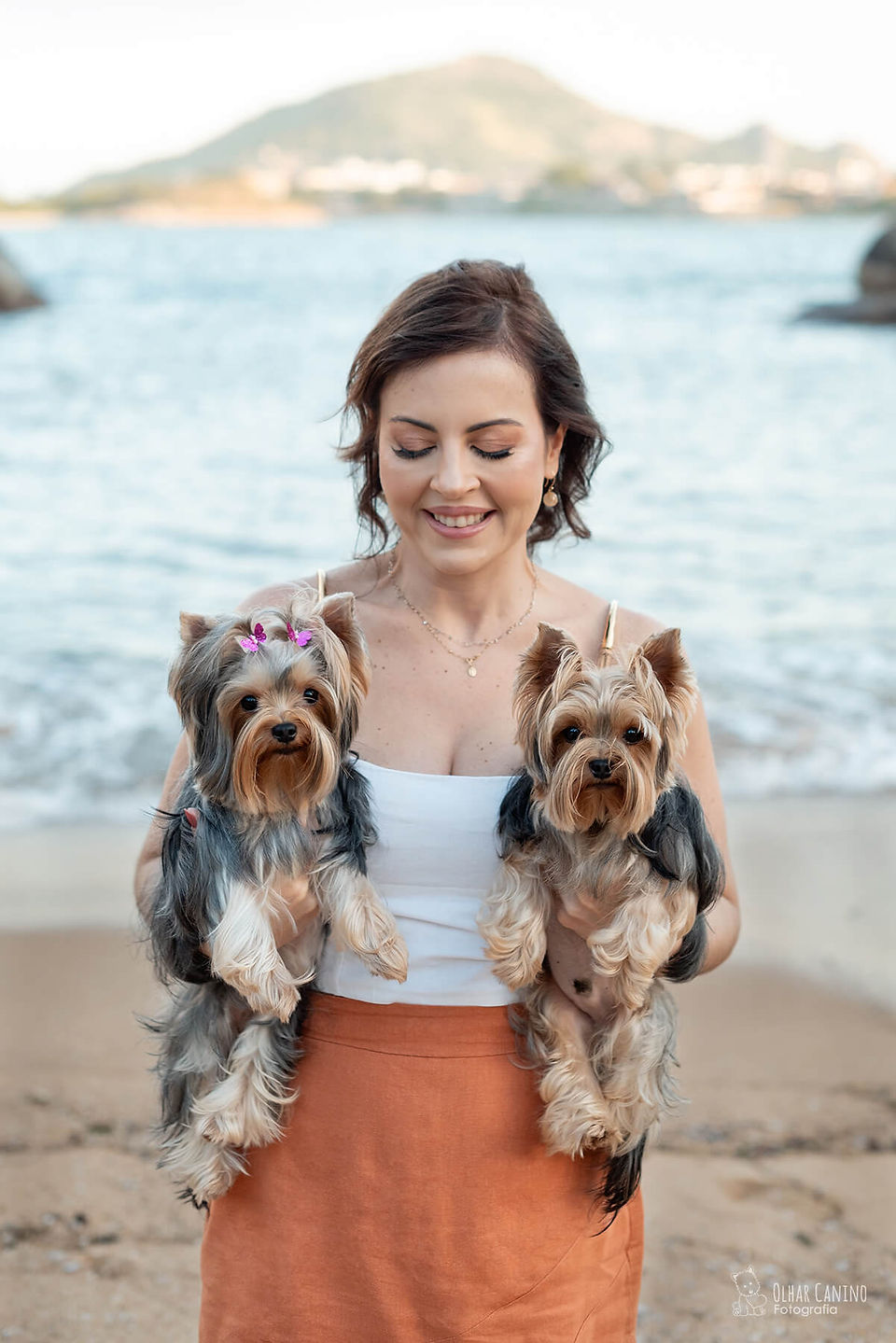 mulher na praia com yorkshire ensaio pet final da tarde fotografo pet Vitoria