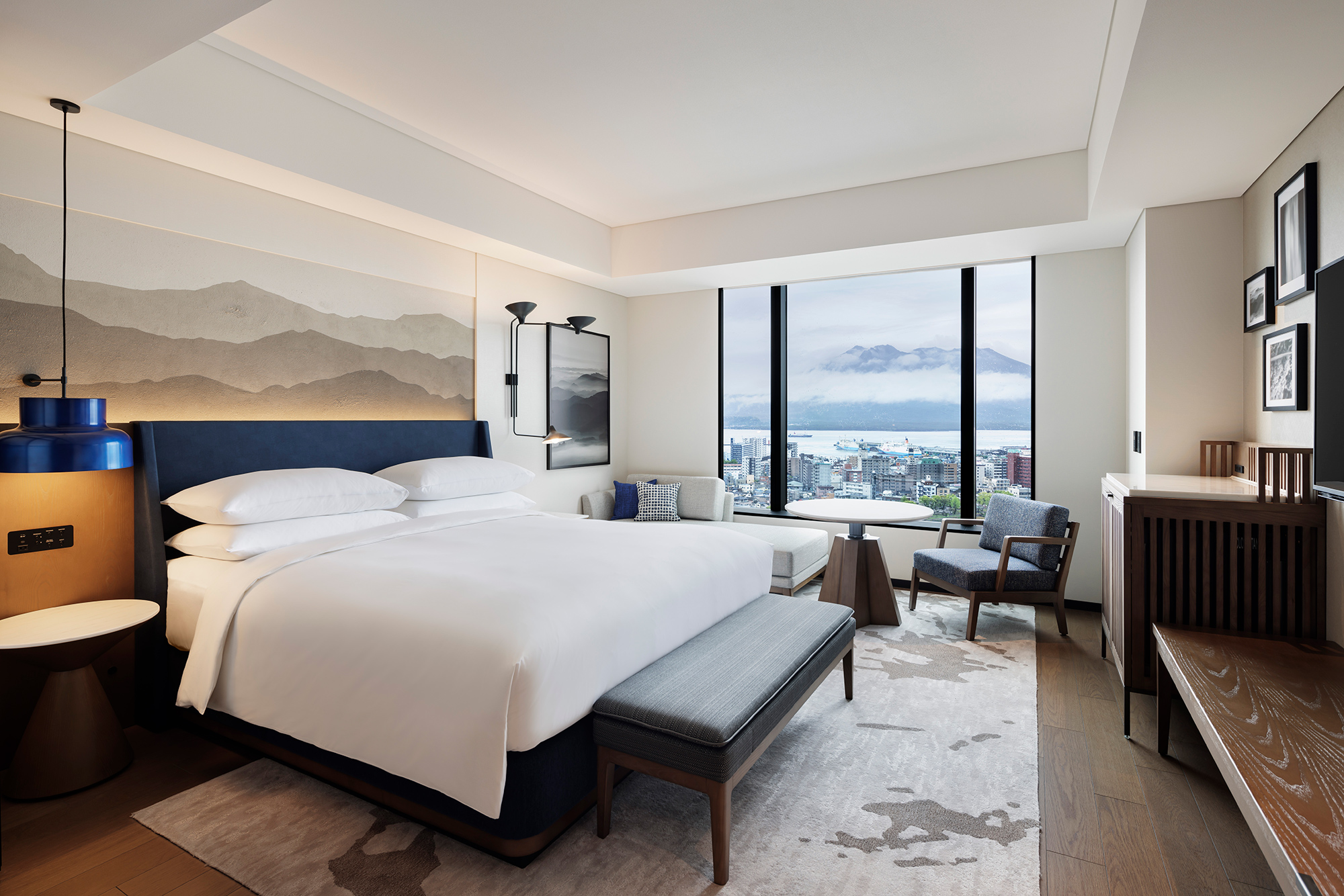 シェラトン鹿児島のキングルーム。スタイリッシュなデザインと眺望の良さが魅力の客室。