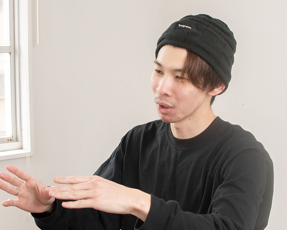 インタビューを受ける芝さん