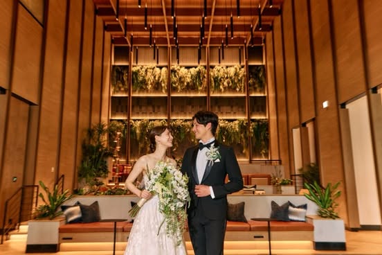 シェラトン鹿児島のチャペル挙式。木の温もりと自然光が織りなす、感動的なセレモニーシーン。