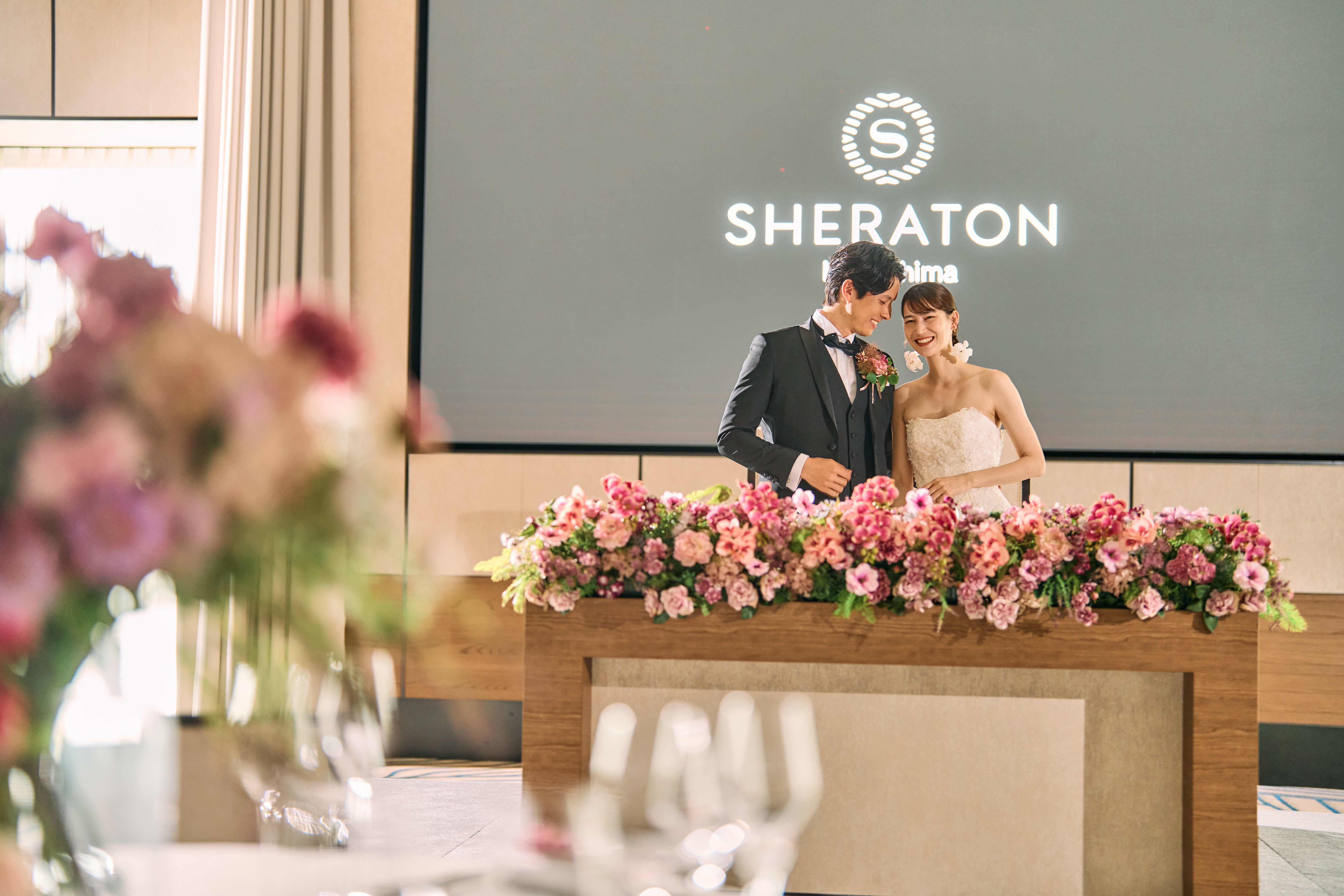 シェラトン鹿児島のブライダルフェア相談会。上質な空間で丁寧なカウンセリングを受ける新郎新婦。