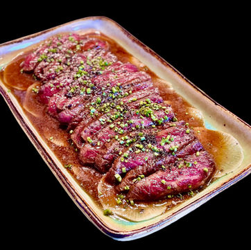 Tataki de wagyu macerado y sellado a la plancha, sobre daikon y con salsa ponzu
