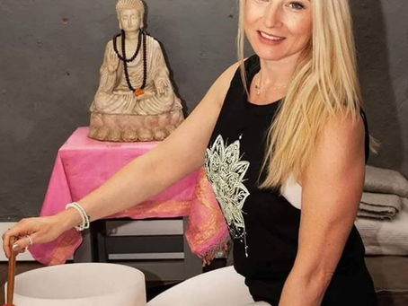 Introducing Jacqueline - Yin yoga and sound therapy at Yogaz del Pi