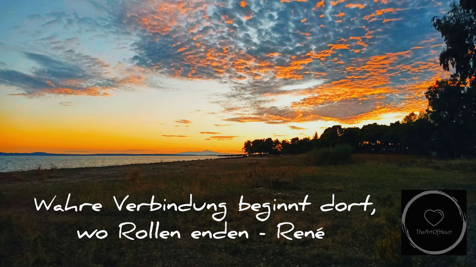 Sonnenuntergang mit bunten Wolken und Horizont am Meer Griechenlands