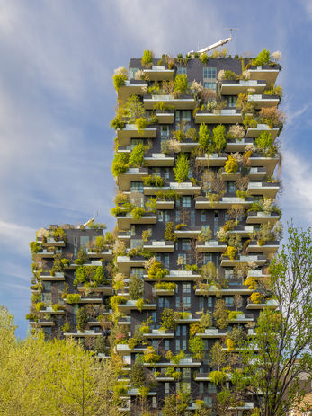 Photo du Bosco Verticale à Milan, deux tours résidentielles recouvertes de végétation, symboles d’architecture écologique.