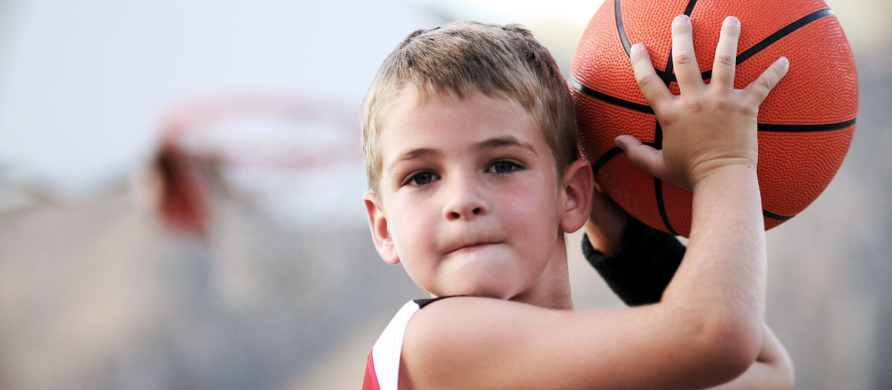 Junge Werfen Basketball