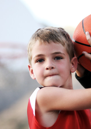 Junge Werfen Basketball