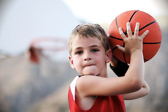 Junge Werfen Basketball