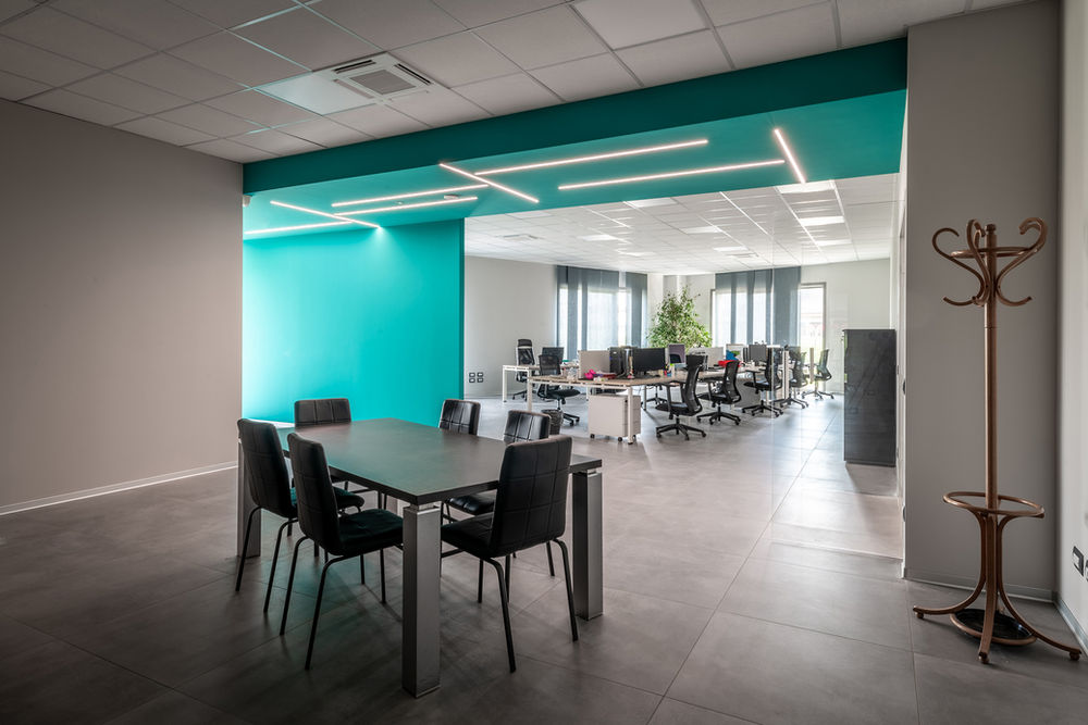 Daniele e la sua assistente Ambra, amano raccontare storie con uno stile semplice e naturale, dove la spontaneità sostituisce la rigidità delle pose, dando vita ad un reportage dallo stile semplice ed elegante. Daniele Spinosa opera su buona parte delle provincie di tutto il territorio lombardo per seguirvi con il suo stile ovunque vogliate. Daniele esprime la sua versatilità fotografica nella realizzazione di servizi matrimoniali, per fidanzati, gravidanze, foto di famiglia, bimbi, foto commerciali e aziendali.
Il servizio fotografico aziendale include la realizzazione di foto professionali di prodotti, servizi, ambienti aziendali, eventi aziendali, ritratti di dipendenti e molto altro.