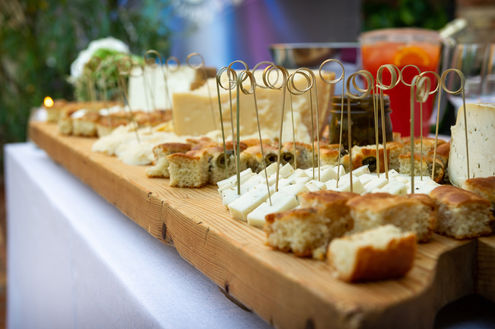 Daniele e la sua assistente Ambra, amano raccontare storie con uno stile semplice e naturale, dove la spontaneità sostituisce la rigidità delle pose, dando vita ad un reportage dallo stile semplice ed elegante. Daniele Spinosa opera su buona parte delle provincie di tutto il territorio lombardo per seguirvi con il suo stile ovunque vogliate. Daniele esprime la sua versatilità fotografica nella realizzazione di servizi matrimoniali, per fidanzati, gravidanze, foto di famiglia, bimbi, foto commerciali e aziendali.
Il servizio fotografico aziendale include la realizzazione di foto professionali di prodotti, servizi, ambienti aziendali, eventi aziendali, ritratti di dipendenti e molto altro.