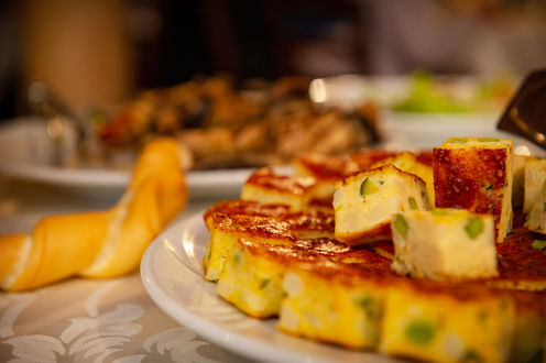 Daniele e la sua assistente Ambra, amano raccontare storie con uno stile semplice e naturale, dove la spontaneità sostituisce la rigidità delle pose, dando vita ad un reportage dallo stile semplice ed elegante. Daniele Spinosa opera su buona parte delle provincie di tutto il territorio lombardo per seguirvi con il suo stile ovunque vogliate. Daniele esprime la sua versatilità fotografica nella realizzazione di servizi matrimoniali, per fidanzati, gravidanze, foto di famiglia, bimbi, foto commerciali e aziendali.
Il servizio fotografico aziendale include la realizzazione di foto professionali di prodotti, servizi, ambienti aziendali, eventi aziendali, ritratti di dipendenti e molto altro.