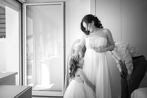 Daniele Spinosa, Fotografo di Canneto sull'Oglio, ama raccontare storie con uno stile semplice e naturale, dove la spontaneità sostituisce la rigidità delle pose, dando vita ad un reportage dallo stile semplice ed elegante. Daniele Spinosa opera su buona parte delle provincie di tutto il territorio lombardo per seguirvi con il suo stile ovunque vogliate.