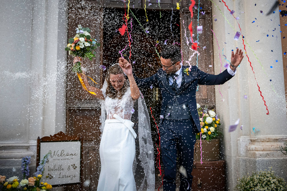 Daniele e la sua assistente Ambra, amano raccontare storie con uno stile semplice e naturale, dove la spontaneità sostituisce la rigidità delle pose, dando vita ad un reportage dallo stile semplice ed elegante. Daniele Spinosa opera su buona parte delle provincie di tutto il territorio lombardo per seguirvi con il suo stile ovunque vogliate. Daniele esprime la sua versatilità fotografica nella realizzazione di servizi matrimoniali, per fidanzati, gravidanze, foto di famiglia, bimbi, foto commerciali e aziendali