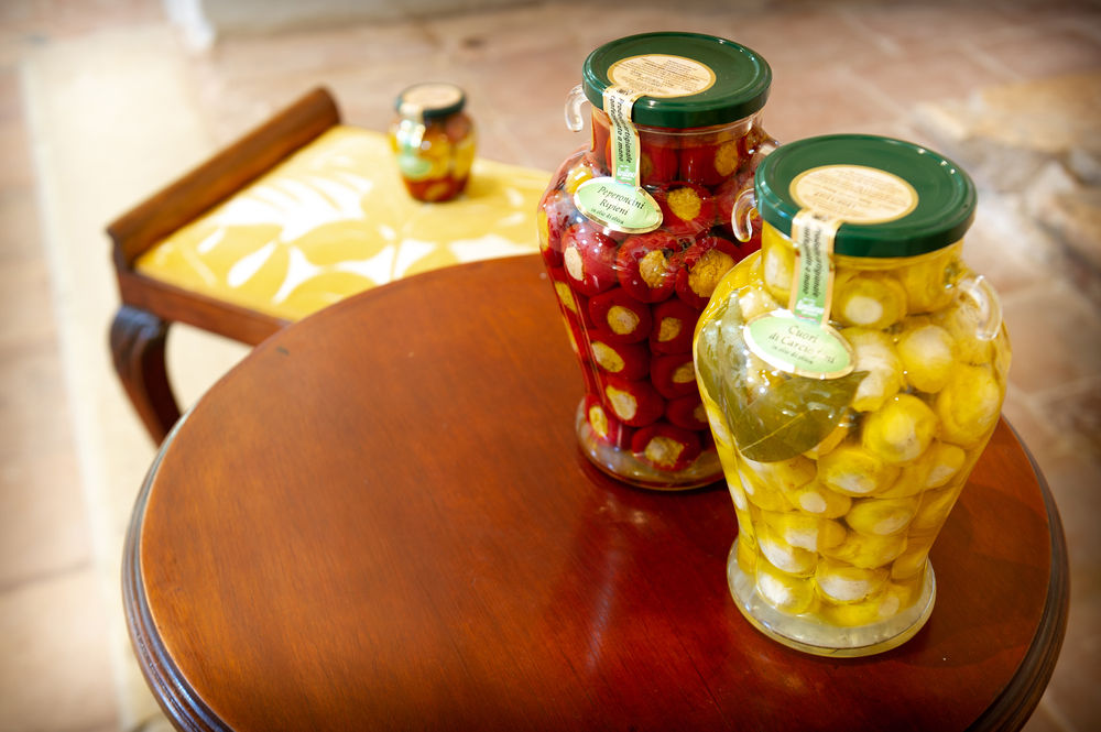 Daniele e la sua assistente Ambra, amano raccontare storie con uno stile semplice e naturale, dove la spontaneità sostituisce la rigidità delle pose, dando vita ad un reportage dallo stile semplice ed elegante. Daniele Spinosa opera su buona parte delle provincie di tutto il territorio lombardo per seguirvi con il suo stile ovunque vogliate. Daniele esprime la sua versatilità fotografica nella realizzazione di servizi matrimoniali, per fidanzati, gravidanze, foto di famiglia, bimbi, foto commerciali e aziendali.
Il servizio fotografico aziendale include la realizzazione di foto professionali di prodotti, servizi, ambienti aziendali, eventi aziendali, ritratti di dipendenti e molto altro.